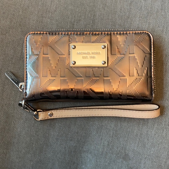 Authentic Michael Kors Wristlet. - Picture 1 of 7